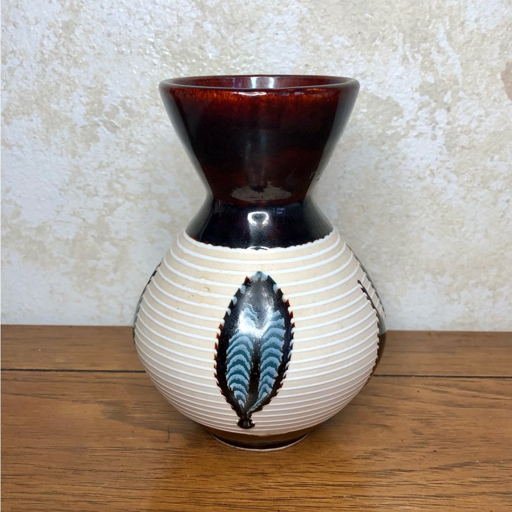 Vintage brown glaze ribbed feather/leaf vase